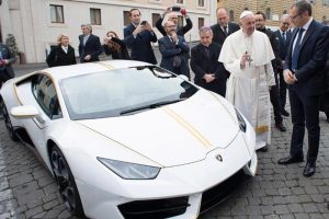 Lamborghini doada ao Papa rende R$ 3 milhões para projetos sociais