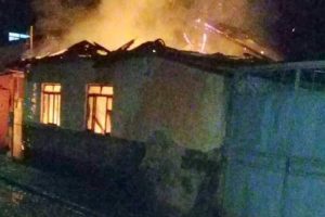 Bombeiros combatem incêndio em Santana do Manhuaçu