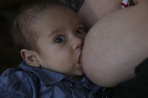 Pediatras brasileiros criticam investida dos EUA contra amamentação