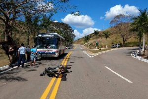 Motociclista morre ao bater em ônibus