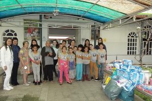 Alunos de Vila Formosa levam doações e cartas para o asilo