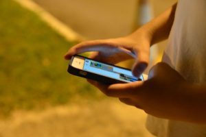 Tempo gasto com celular preocupa adolescentes e pais, mostra pesquisa