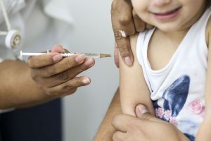 Baixa adesão vacinal para poliomielite no país preocupa especialistas