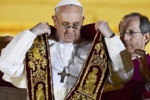 Em mensagem de Natal, papa pede para que padres pedófilos se entreguem à Justiça