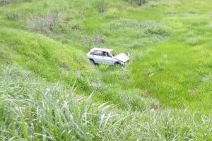 Mutum: Motorista é jogado para fora do carro e morre em capotamento