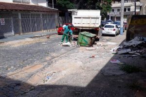 Manhuaçu: Entulhos amontoados com lixo dificultam trabalho de limpeza nas ruas