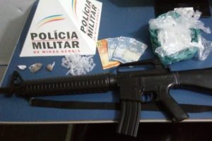Manhuaçu: Réplica de fuzil e drogas apreendidas no Bairro Matinha