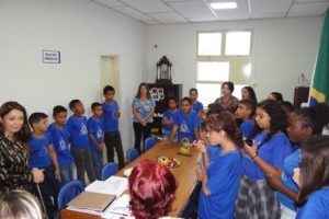 Alunos da EM Rita Clara Sete visitam Prefeitura de Manhuaçu