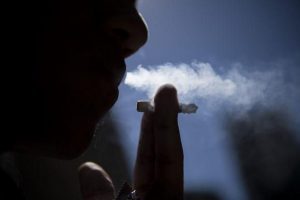 Brasil teve queda significativa no número de fumantes, diz secretária