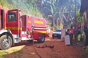 Bombeiros combatem incêndio em residência no Engenho da Serra