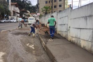 Prefeitura constrói novas calçadas em Manhuaçu
