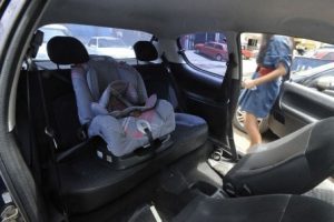 Cartilha orienta pais sobre transporte correto de crianças em veículos