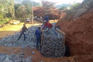 Manhuaçu: Muro de contenção é construído em Ponte do Silva