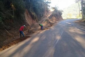 Manhuaçu: Calçamento avança em rua do distrito de Ponte do Silva