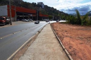 Manhuaçu: Obras entrega calçada na avenida Tancredo Neves
