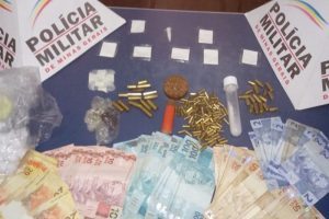 PM apreende munições, drogas e dinheiro em São João do Manhuaçu