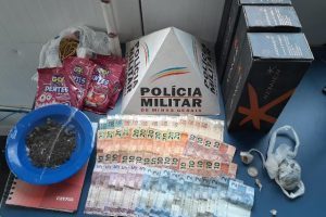 Manhuaçu: PM prende traficante e apreende arma, dinheiro e drogas no bairro Santa Luzia