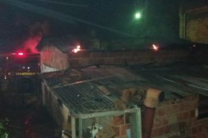 Manhuaçu: Bombeiros combatem incêndio em casa de São Pedro do Avaí