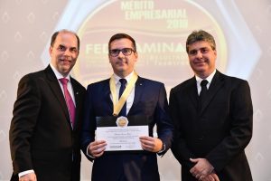 Federaminas e ACIAM entregam Mérito Empresarial ao empresário Rodrigo Garcia, do Grupo SEMA