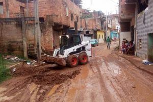 Funcionários da Obras e do SAMAL realizam força tarefa no bairro Santa Terezinha