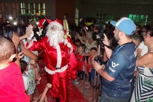 Crianças recebem Papai Noel de braços abertos no clube UBA Manhuaçu