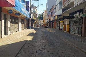 Aumento de casos de Covid-19 volta a fechar o comércio de Manhuaçu