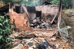 Incêndio destrói casa e móveis no Córrego Mata Fria, em Luisburgo Incêndio destrói casa e móveis no Córrego Mata Fria, em Luisburgo
