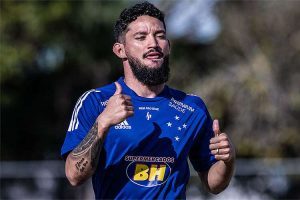 Cruzeiro: Atacante Arthur Caike se dedica a treino físico