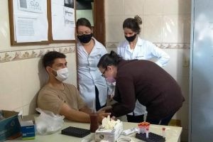 Manhuaçu: Agentes de Endemias passam por teste de sorologia