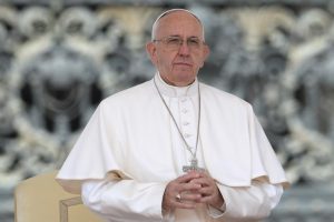 Papa Francisco retoma o trabalho no hospital após cirurgia no intestino