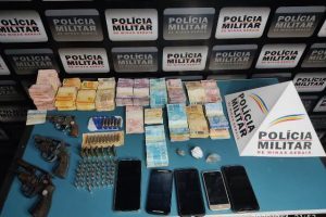 Polícia e MP realizam Operação “Replay” no Santa Terezinha: Armas e 35 mil reais apreendidos