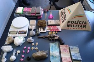 Manhuaçu: PM conduz menores e apreende arma e drogas