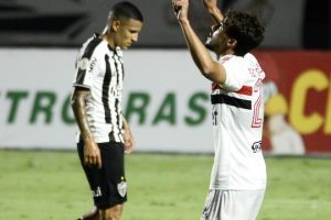 São Paulo goleia o Atlético e dispara na liderança