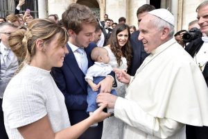 No Angelus, Papa anuncia Ano dedicado à “Família Amoris Laetitia”