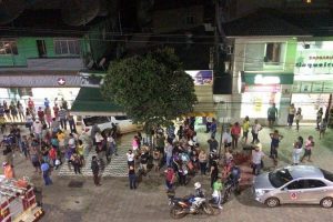 Picape invade calçada e atropela mulher no bairro Coqueiro