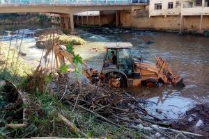 Prefeitura retira toneladas de sujeira do Rio Manhuaçu