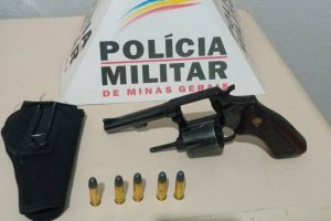 Arma apreendida em Sericita e autor de roubo procurado pela PM