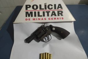 PM apreende drogas e arma em Manhumirim e Manhuaçu