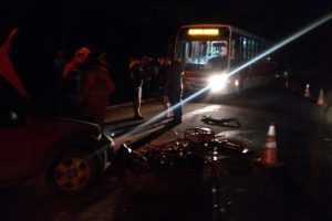 Picape bate em ônibus na Vila Boa Esperança