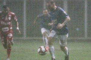 Cruzeiro empata em jogo contra Vilanova e chuva