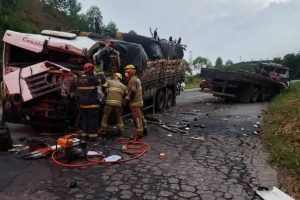 Colisão entre caminhões deixa 2 feridos na BR 262, em Reduto