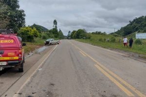 Abre Campo: Uma pessoa morre em colisão de carros na BR 262