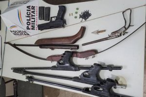 Armas, munições e até arco e flecha apreendidos em Caparó