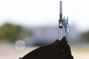 Vacina brasileira contra a covid-19 deve estar pronta em 9 meses