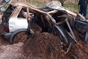 Carro de desaparecido há 4 anos é encontrado dentro do rio em Mutum