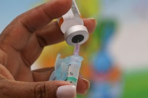 Covid-19: vacinas usadas no Brasil elevam proteção contra reinfecções