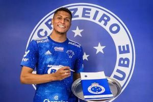 Cruzeiro renova o contrato do lateral-esquerdo Rafael Santos