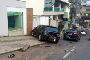 Bate em carros de madrugada e foge; Motorista de Manhuaçu morre em acidente