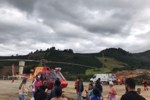 Bombeiros resgatam escalador que caiu uma altura de 100 metros