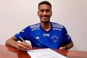 Cruzeiro renova contrato de Adriano até 2024